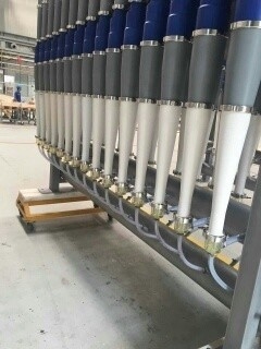 Centricleaner ad alta e bassa consistenza per la fusione dei processi di produzione di carta riciclata